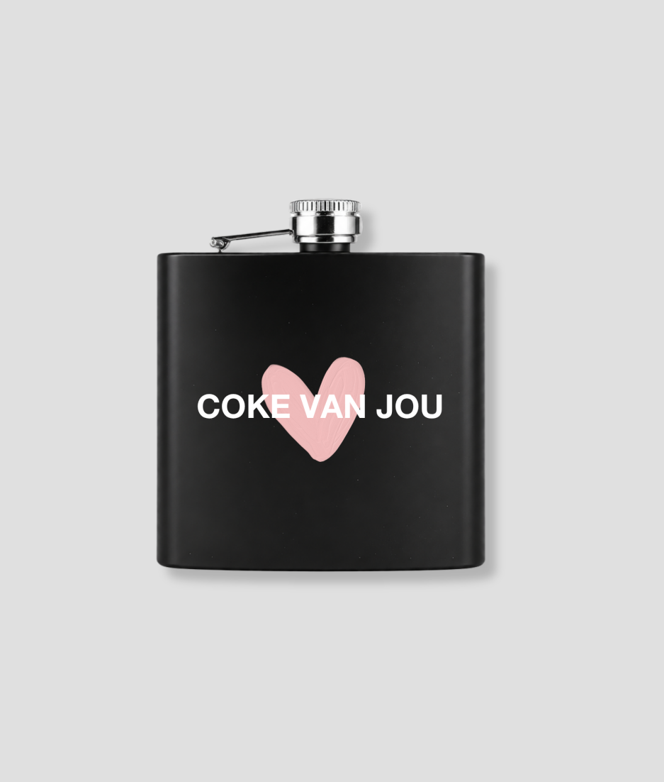 Zwarte zakfles met COKE VAN JOU tekst en roze hart illustratie voor wintersport thema