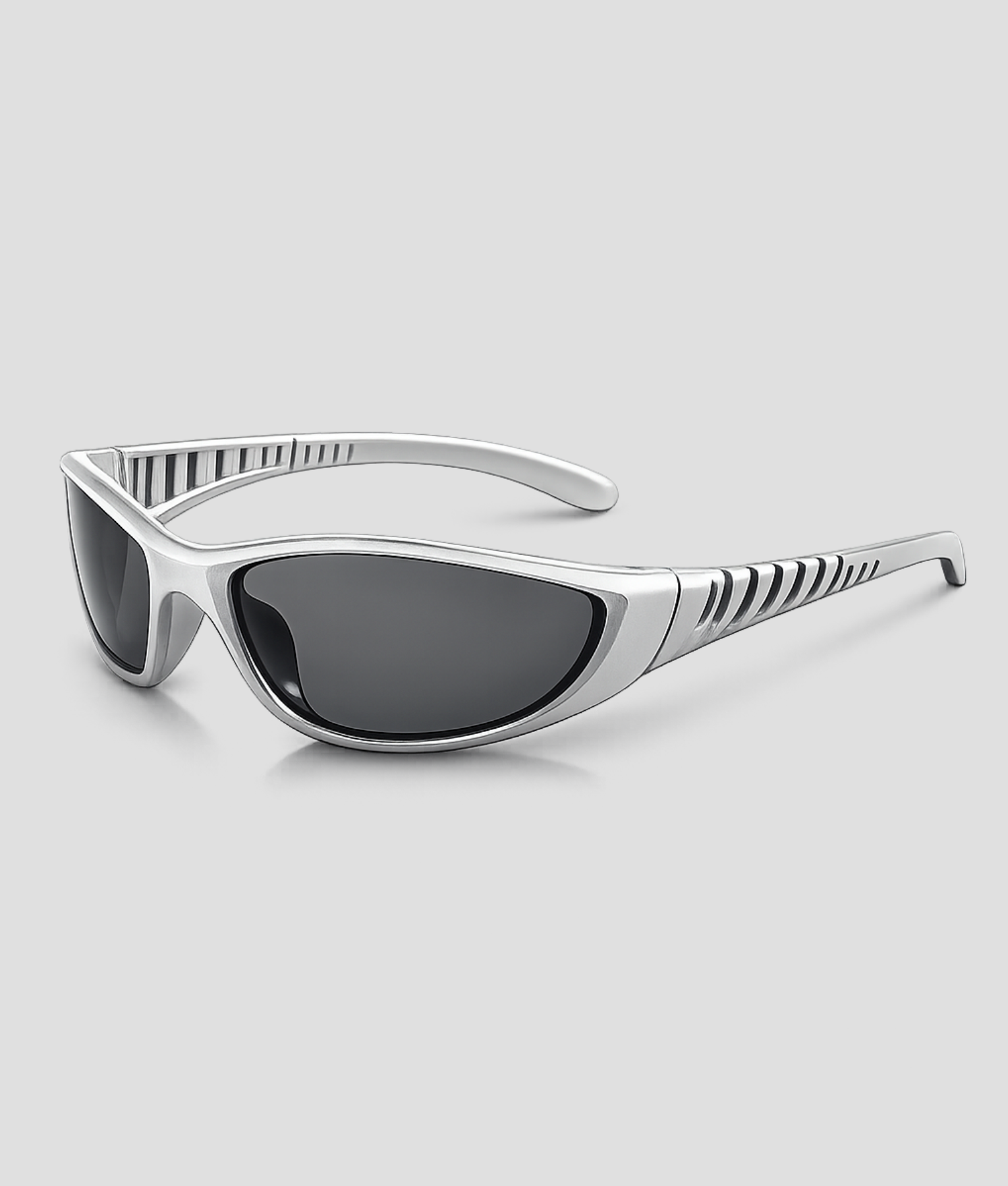 Zilver-grijze sport zonnebril met wraparound montuur voor bij een rave outfit