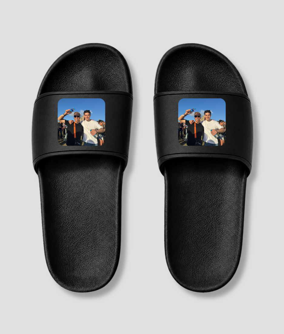 Zwarte platte badslippers met custom foto bedrukt, detailfoto
