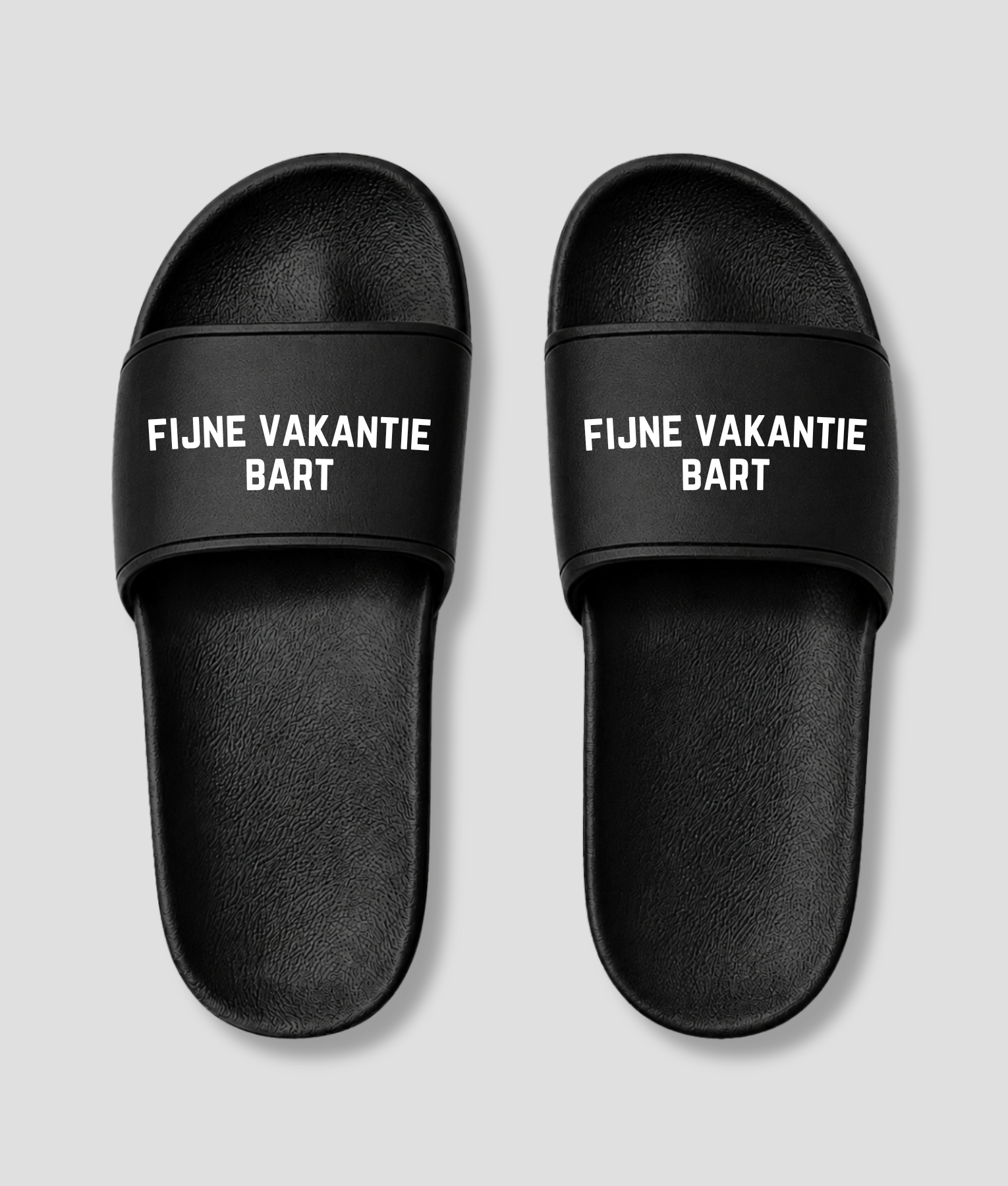 Zwarte platte badslippers met custom tekst bedrukt