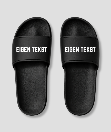 Zwarte platte badslippers met eigen tekst bedrukt