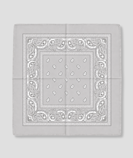 Lichtgrijze bandana met witte paisley print, plat gevouwen