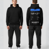 Model draagt kledingstuk met blauwe boarding pass opdruk