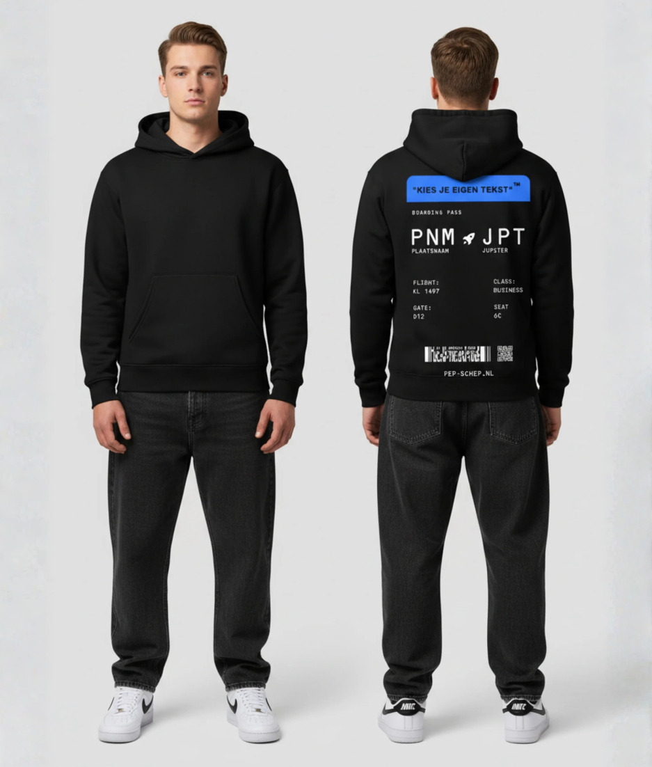 Model draagt kledingstuk met blauwe boarding pass opdruk