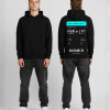 Model draagt blauwe hoodie met custom boarding pass plaatsnaam