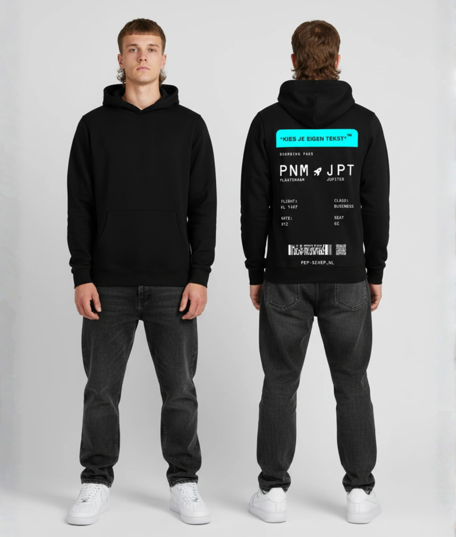 Model draagt blauwe hoodie met custom boarding pass plaatsnaam