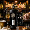 Sfeervolle barfoto van zwarte brandblusser bar cadeau met luxe fles drank en shotglaasjes in een whiskybar omgeving