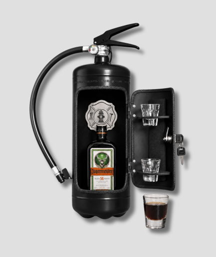 Zwarte brandblusser bar cadeau met Jägermeister fles erin, open deurtje met shotglaasjes en sleutel als uniek huis accessoire