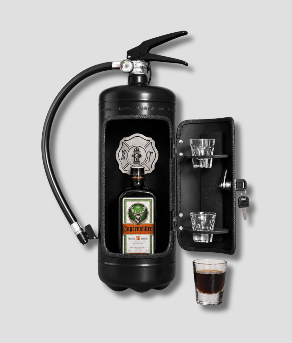 Zwarte brandblusser bar cadeau met Jägermeister fles erin, open deurtje met shotglaasjes en sleutel als uniek huis accessoire