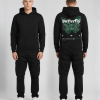 Model draagt hoodie met groene vlinderopdruk
