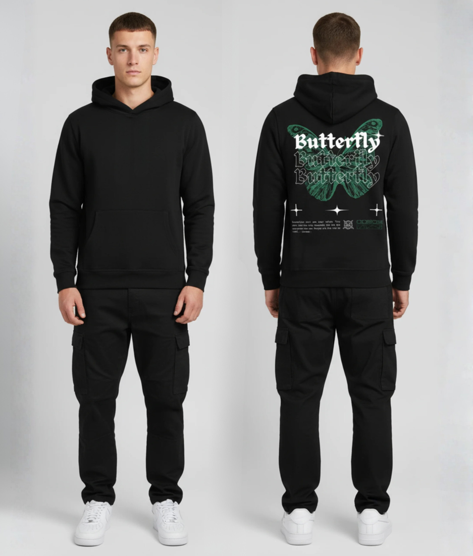 Model draagt hoodie met groene vlinderopdruk