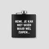 Zwarte zakfles met grappige eigen tekst HENK JE KAN NIET SKIËN MAAR WEL ZUIPEN als voorbeeld van gepersonaliseerde heupfles