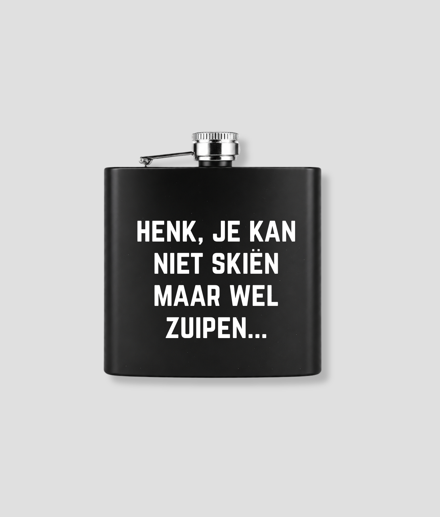 Zwarte zakfles met grappige eigen tekst HENK JE KAN NIET SKIËN MAAR WEL ZUIPEN als voorbeeld van gepersonaliseerde heupfles