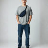 Blauwe fannypack heuptasje gedragen over een grijs T-shirt