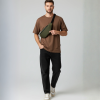 Groene fannypack heuptasje gedragen over een bruin T-shirt