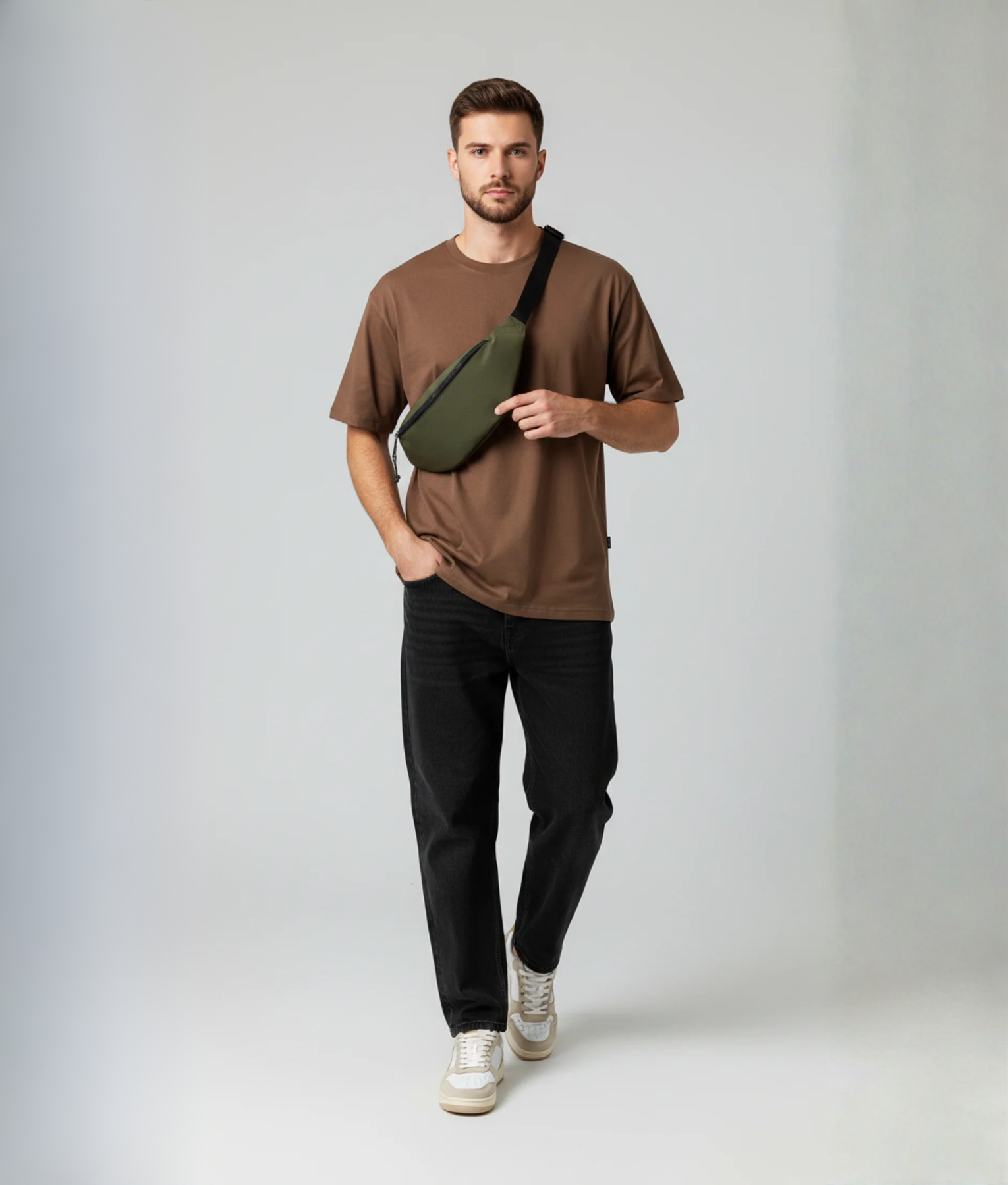 Groene fannypack heuptasje gedragen over een bruin T-shirt