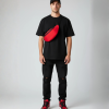Rode fannypack heuptasje gedragen over een zwart T-shirt