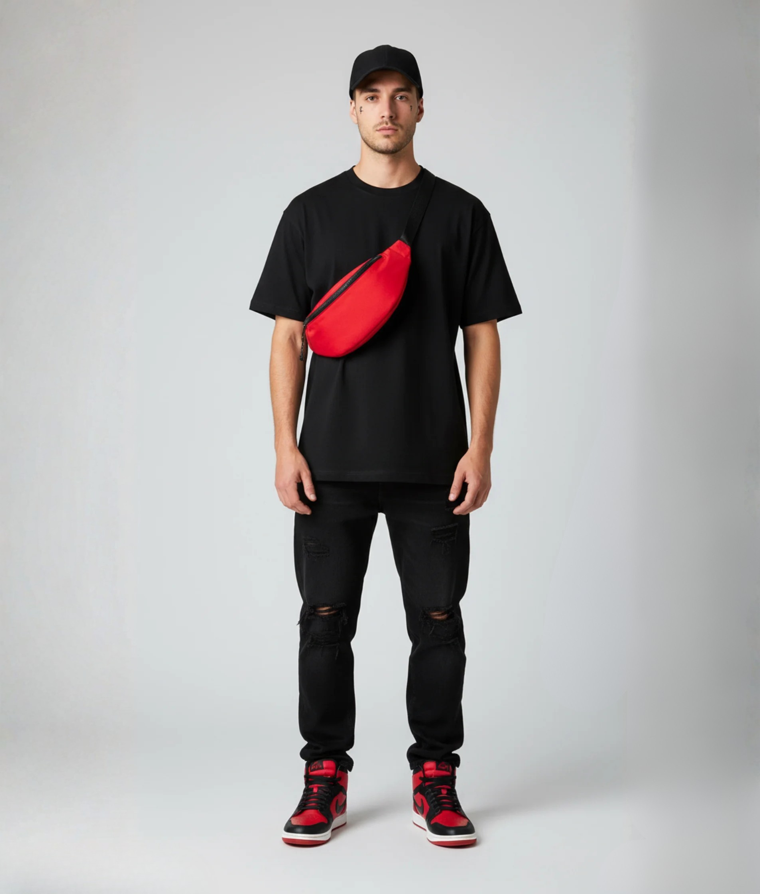 Rode fannypack heuptasje gedragen over een zwart T-shirt