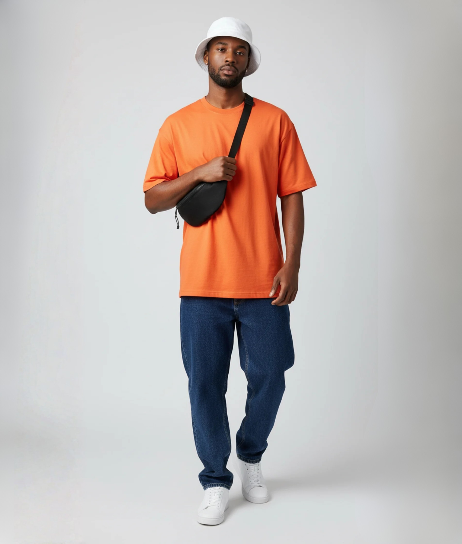 Zwarte fannypack heuptasje gedragen over een oranje T-shirt