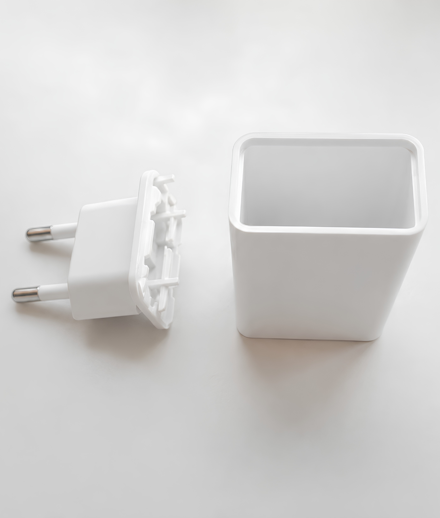 Witte opbergvakjes met geheim compartiment en USB-lader