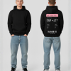 Model draagt roze boarding pass opdruk