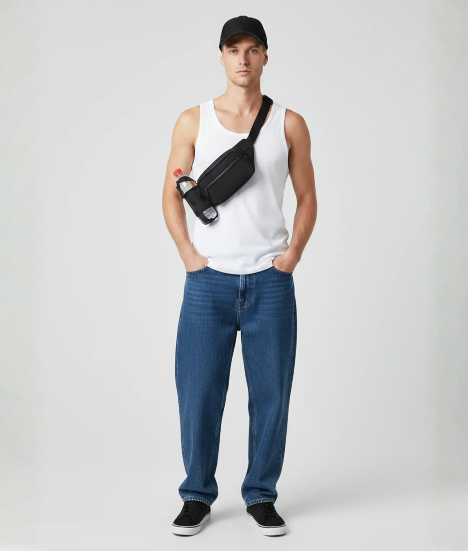 Man met zwarte crossbody fanny pack met flesje, wit tanktopje en zwarte pet
