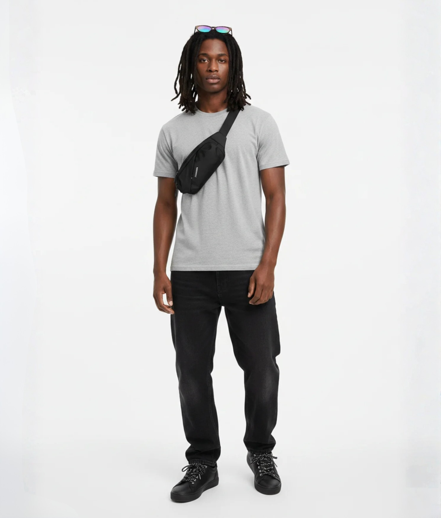 Man met zwarte crossbody fanny pack over grijs T-shirt