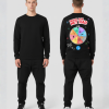 Twee modellen zwarte hoodie draai aan het rad opdruk achterkant