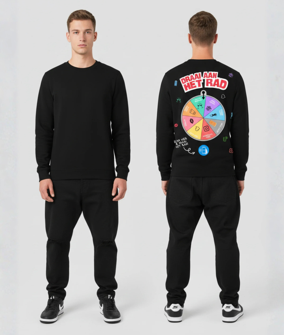 Twee modellen zwarte hoodie draai aan het rad opdruk achterkant