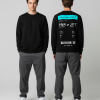 Model draagt hoodie met boarding pass opdruk