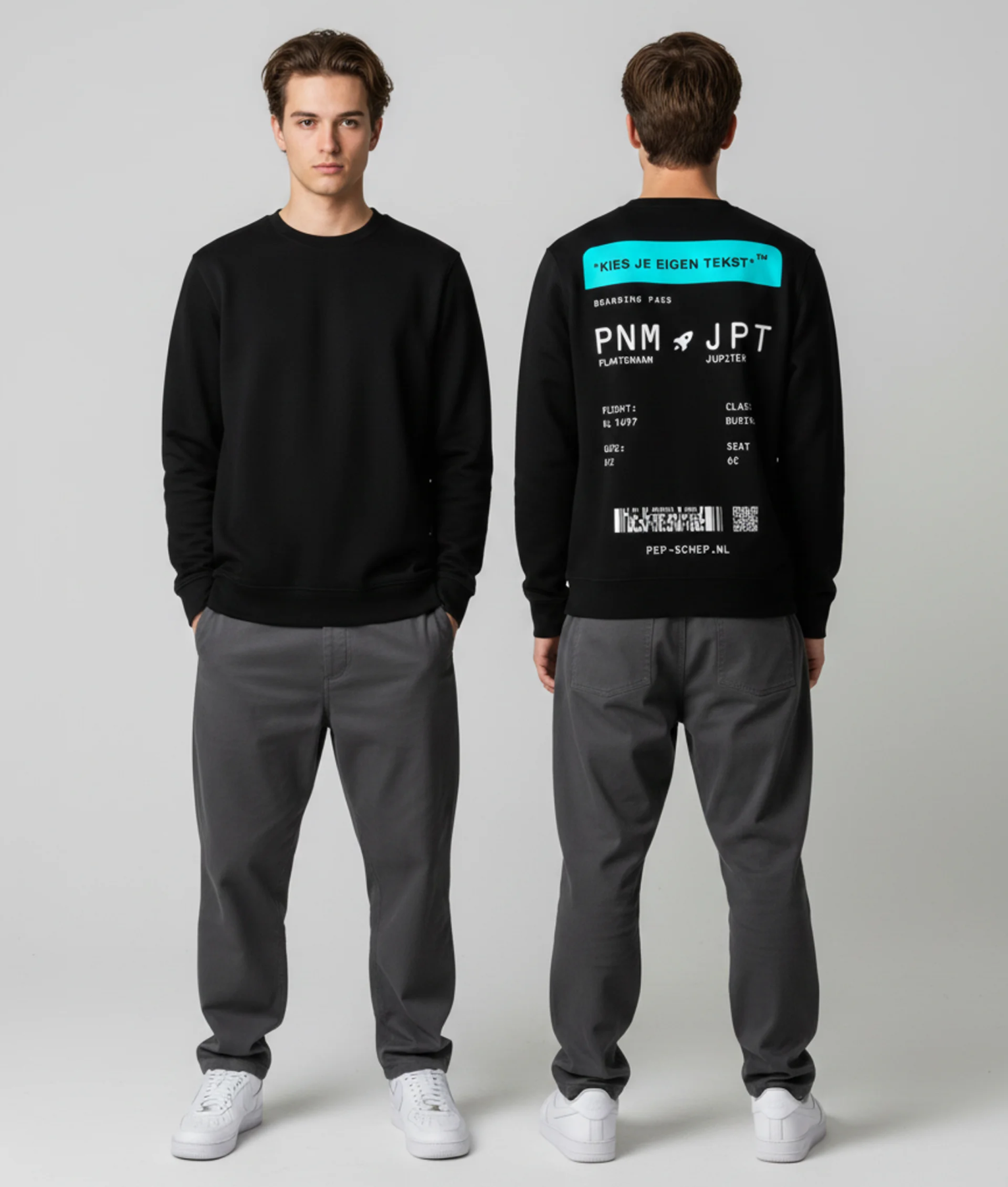 Model draagt hoodie met boarding pass opdruk