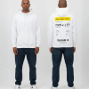 Model draagt hoodie met boarding pass opdruk