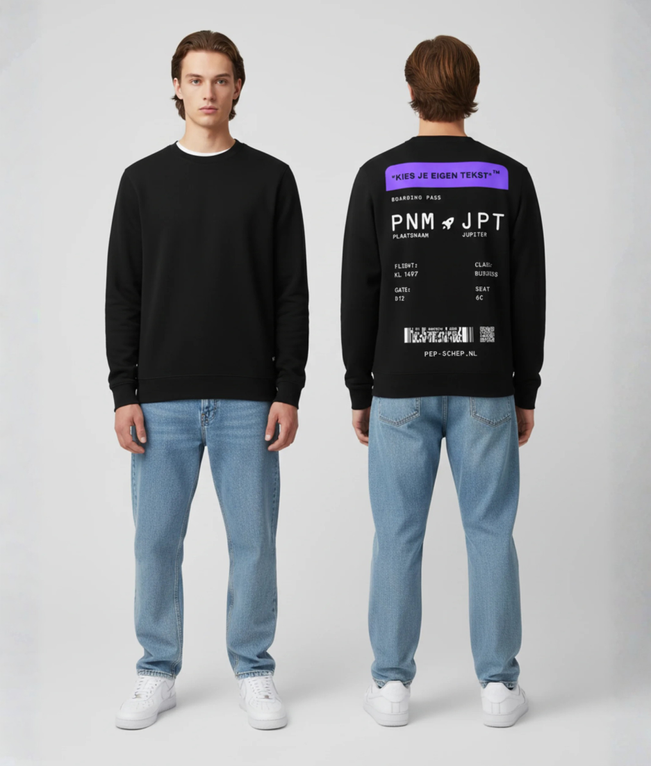 Model draagt hoodie met boarding pass opdruk