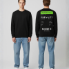 Model draagt hoodie met boarding pass opdruk