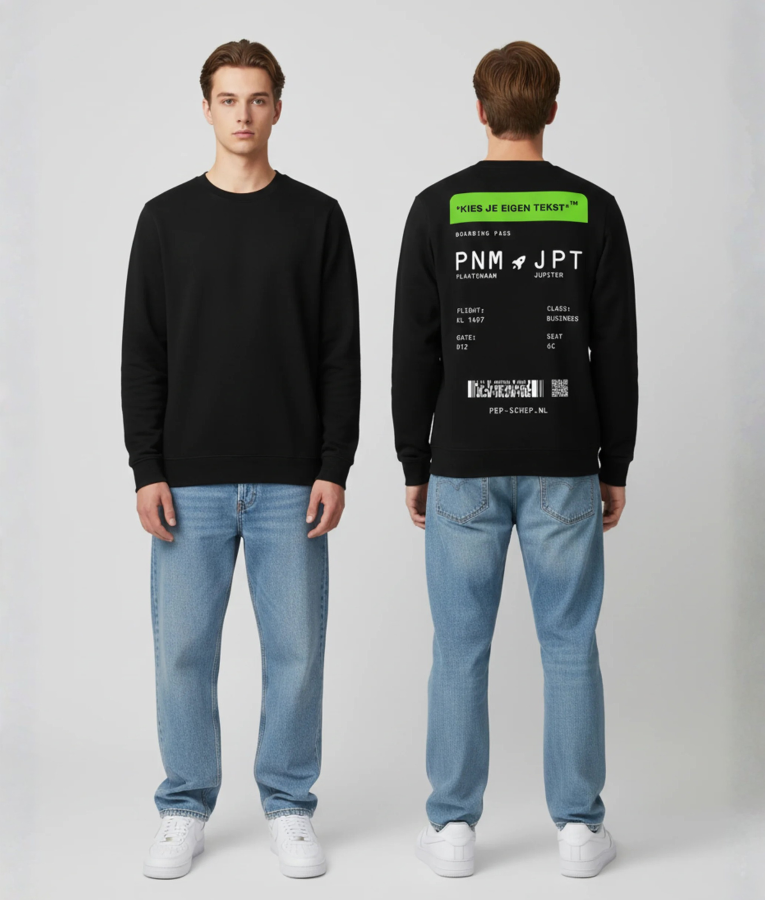 Model draagt hoodie met boarding pass opdruk