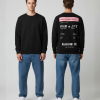 Model draagt hoodie met boarding pass opdruk