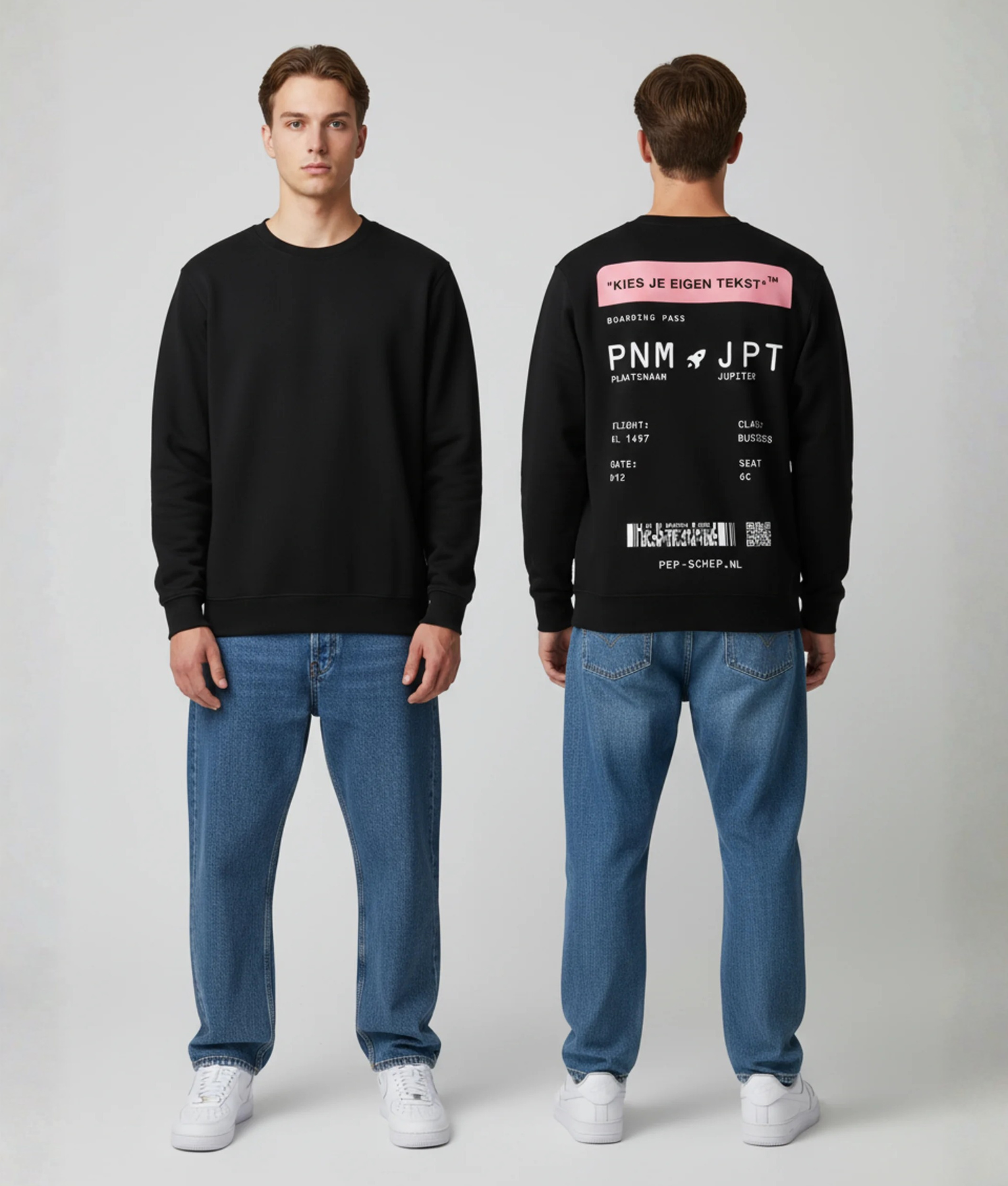 Model draagt hoodie met boarding pass opdruk