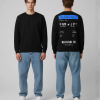 Model draagt hoodie met boarding pass opdruk