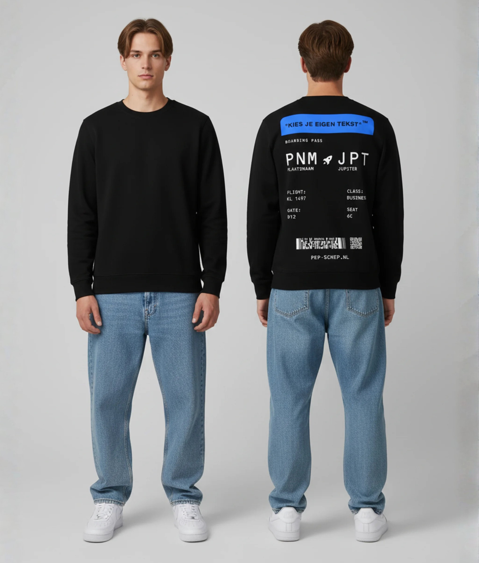 Model draagt hoodie met boarding pass opdruk