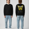 Model draagt hoodie met boarding pass opdruk