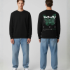 Model draagt hoodie met boarding pass opdruk