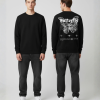 Model draagt hoodie met boarding pass opdruk