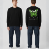 Model draagt hoodie met boarding pass opdruk