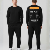 Model draagt hoodie met boarding pass opdruk