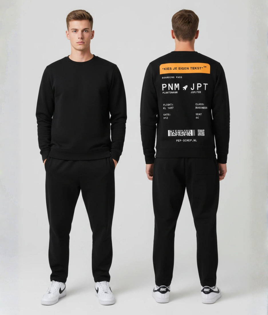 Model draagt hoodie met boarding pass opdruk