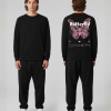 Model draagt hoodie met boarding pass opdruk
