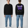 Model draagt hoodie met boarding pass opdruk