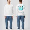 Model draagt hoodie met boarding pass opdruk