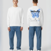 Model draagt hoodie met boarding pass opdruk