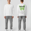 Model draagt hoodie met boarding pass opdruk